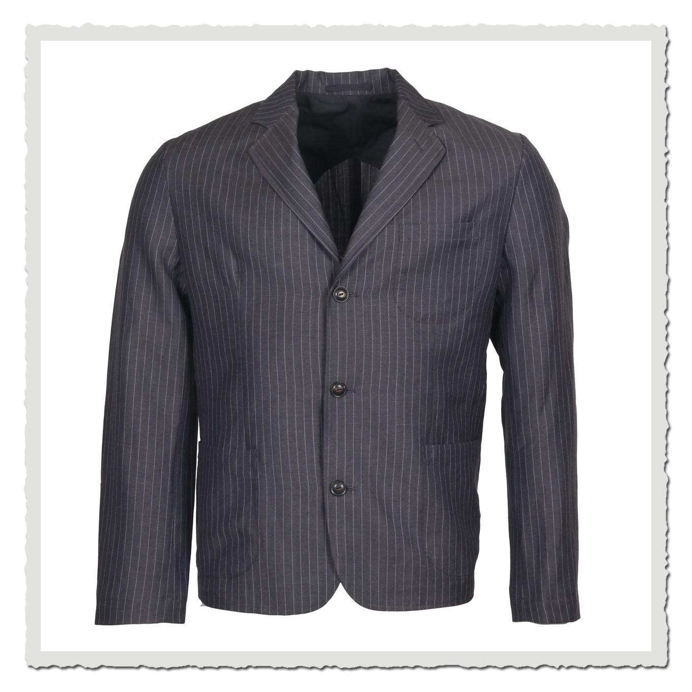 Freigestellte Vorderansicht eines grauen Nadelstreifen-Sakkos vor hellem, neutralem Hintergrund.